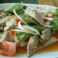 Photo taken at บั๋นแซว อาหารเวียดนาม by Muai K. on 3/1/2012