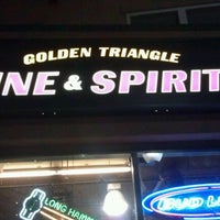 รูปภาพถ่ายที่ Golden Triangle Wine &amp;amp; Spirits โดย Martin B. เมื่อ 6/30/2012