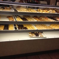 Photo taken at Yum Yum Donuts by Juan R. on 8/24/2012