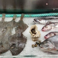 Foto scattata a Cape Town Fish Market da frauhaus il 7/24/2012