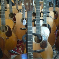 Снимок сделан в Retrofret Vintage Guitars пользователем brian b. 1/20/2012