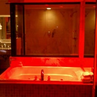 Foto diambil di Essence Suites - Romantic Getaway Hotel | Orland Park oleh Yusef W. pada 8/19/2011