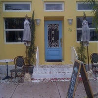 Foto scattata a Coffee Bar Blue Door da Lola_from_fla il 11/28/2011