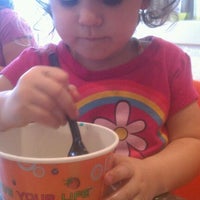 Foto tomada en High Five Frozen Yogurt  por Aivry D. el 5/7/2012