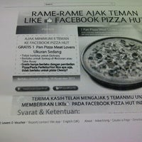 Photo taken at Pizza Hut by Dewi C. on 11/28/2011