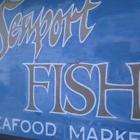 Снимок сделан в Seaport Fish пользователем Jackie F. 10/9/2011