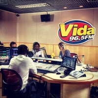 Foto tomada en Rádio Vida FM 96.5  por Viviane S. el 3/13/2012