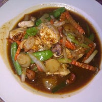 Foto scattata a Thai Thani Restaurant da Brian M. il 5/20/2012