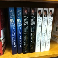 Photo taken at Borders by Pearly Shana K. on 2/23/2011