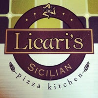 Das Foto wurde bei Licari&amp;#39;s SicilianPizza Kitchen von Meaghan O. am 8/18/2012 aufgenommen