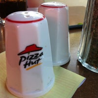 Photo taken at Pizza Hut by Sedef Ö. on 4/28/2012