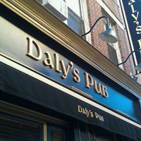รูปภาพถ่ายที่ Daly&amp;#39;s Pub โดย Kyle Willow B. เมื่อ 9/9/2011