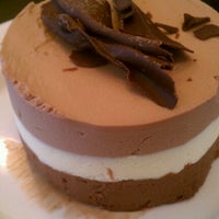 รูปภาพถ่ายที่ Finale Desserterie &amp;amp; Bakery โดย Miriam L. เมื่อ 6/16/2012