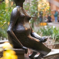 腰かける女 Outdoor Sculpture