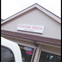 Снимок сделан в Boston&amp;#39;s Pizza пользователем Christine O. 8/4/2012