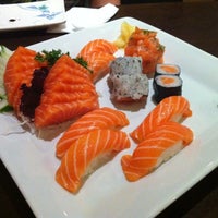 Photo taken at Sushi Temakeria Doo Doo by Ana Claudia W. on 3/10/2012