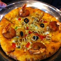 Foto diambil di Mr. Pizza oleh Peter M. pada 5/18/2012