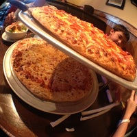 4/9/2012에 Michelle V.님이 Fox&amp;#39;s Pizza Den에서 찍은 사진
