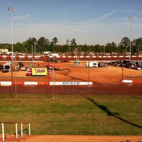 Foto tirada no(a) Dixie Speedway Home of the Champions por Charity S. em 4/14/2012