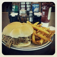 Снимок сделан в Red Hot &amp; Blue  -  Barbecue, Burgers &amp; Blues пользователем Shaun D. 4/30/2012