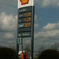 รูปภาพถ่ายที่ Shell โดย Katrina A. เมื่อ 3/19/2012