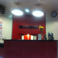 รูปภาพถ่ายที่ Musikademy โดย Rosette เมื่อ 2/3/2012