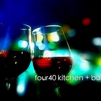 Das Foto wurde bei four40 kitchen + bar von Ross C. am 8/26/2012 aufgenommen