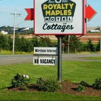 Foto diambil di Royalty Maples  Motel  &amp;amp; Cottages oleh Chris D. pada 3/15/2012