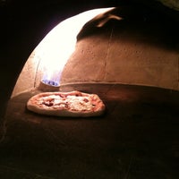 Foto tirada no(a) Green Pizza por Matias B. em 8/5/2012