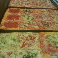 รูปภาพถ่ายที่ Pizzeria Crix โดย Riccardo P. เมื่อ 6/23/2012
