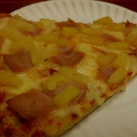 รูปภาพถ่ายที่ Randazzo&#39;s Pizza โดย Stan K. เมื่อ 2/13/2012