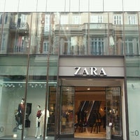 รูปภาพถ่ายที่ Zara โดย Victor C. เมื่อ 9/3/2011