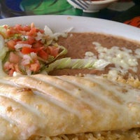 Foto tomada en La Hacienda Mexican Restaurant  por Chelsea C. el 6/18/2012