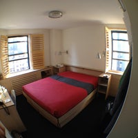 Foto tomada en Pod 51 Hotel  por Jonathan S. el 1/7/2012