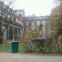 Photo taken at Jardin de Sciences Po by Maxime H. on 11/29/2011