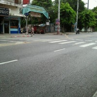 Photo taken at BMTA Bus Stop อิสรภาพ 33 (Itsaraphap 33) by Jame B. on 7/9/2012