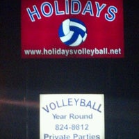 Das Foto wurde bei Holidays Sports Bar and Volleyball von Brian W. am 12/7/2011 aufgenommen