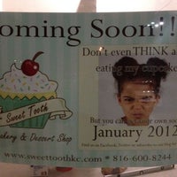 11/29/2011にTrevor G.がThe Sweet Tooth - Cupcakery and Dessert Shopで撮った写真
