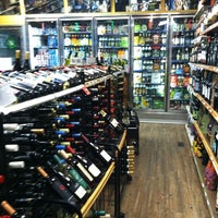 Foto tomada en Foley&amp;#39;s Liquor Mart  por Maya H. el 7/4/2012