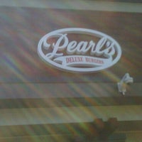 Photo prise au Pearl&#39;s Deluxe Burgers par Raymond E. le4/9/2011