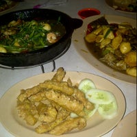 Photo taken at Seafood Remaja by Gabrielle T. on 11/6/2011