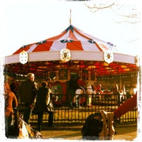 Das Foto wurde bei Inner Harbor Carousel von Spring K. am 2/18/2012 aufgenommen