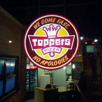 Foto tomada en Toppers Pizza  por Nathan L. el 9/17/2011