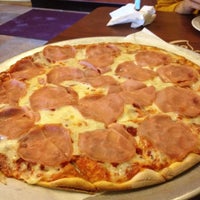 Foto scattata a Jake&amp;#39;s Stadium Pizza da Melissa Y. il 6/25/2012