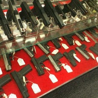 Foto tirada no(a) ATP Gun Shop &amp;amp; Range por Danielle W. em 5/12/2012