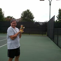 Foto tomada en Oak Creek Tennis Center  por Vinh L. el 8/13/2011
