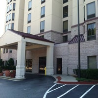 รูปภาพถ่ายที่ Hampton Inn &amp;amp; Suites โดย Nakia R. เมื่อ 6/16/2012