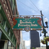 Foto scattata a New Orleans Glassworks and Printmaking Studio da Heather G. il 6/22/2012