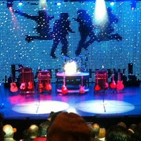 รูปภาพถ่ายที่ BeatleShow! โดย Amberle O. เมื่อ 11/9/2011