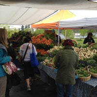 5/20/2012 tarihinde Chris H.ziyaretçi tarafından Hillsdale Farmers Market'de çekilen fotoğraf